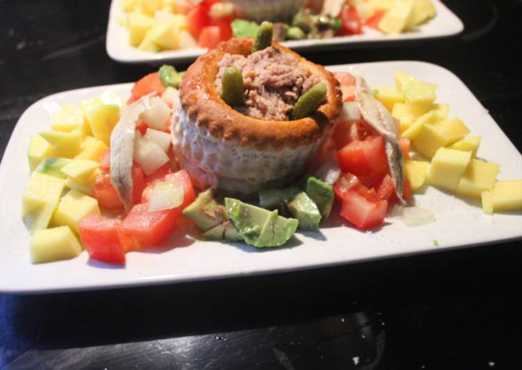 Volovanes con atún, mango y aguacate