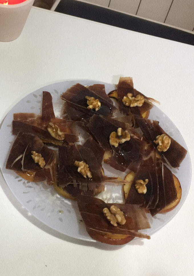Una foto de Manzanas fritas con queso azul y jamón ibérico