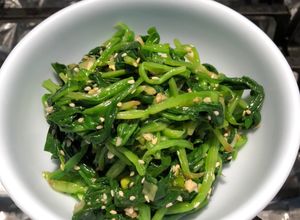 Hình của món Salad rau chân vịt kiểu Hàn - công thức maangchi.