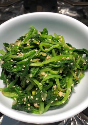 Hình của món Salad rau chân vịt kiểu Hàn - công thức maangchi.