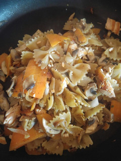 Una foto de Pasta con salmón zanahoria y champiñones
