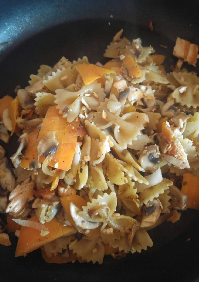 Una foto de Pasta con salmón zanahoria y champiñones