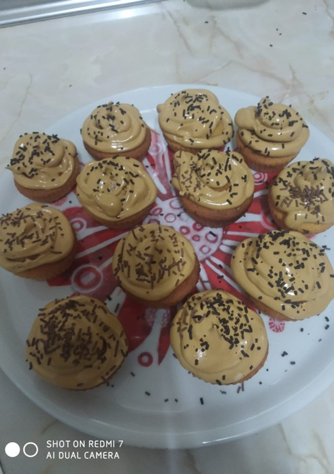 Una foto de Cupcakes con crema de café