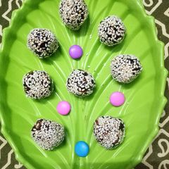A picture of Energy balls with dates and nuts and sesame seeds.