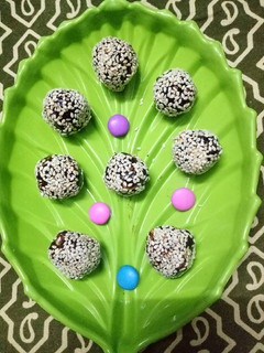 A picture of Energy balls with dates and nuts and sesame seeds.