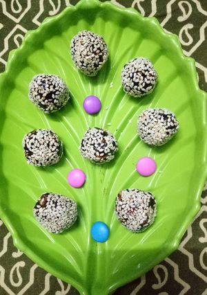 A picture of Energy balls with dates and nuts and sesame seeds.