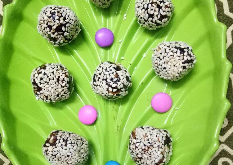 Energy balls with dates and nuts and sesame seeds