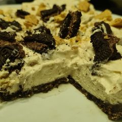 A picture of No bake Oreo cheese cake.