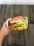 Sándwich completo en pan lactal tipo artesano