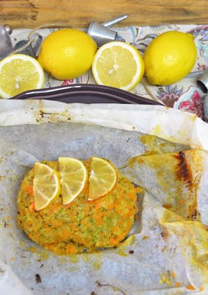 Una foto de Merluza con brócoli y zanahoria en papillote