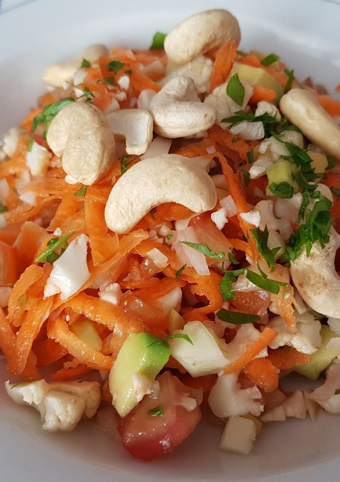 Una foto de Ensalada crudivegana de coliflor