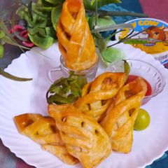 A picture of Cheezy chicken puff samosa.