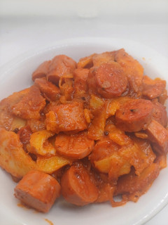 Una foto de Salchipapas con tomate