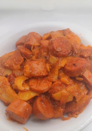 Una foto de Salchipapas con tomate