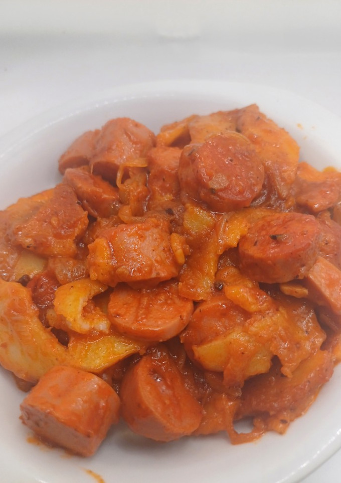 Una foto de Salchipapas con tomate