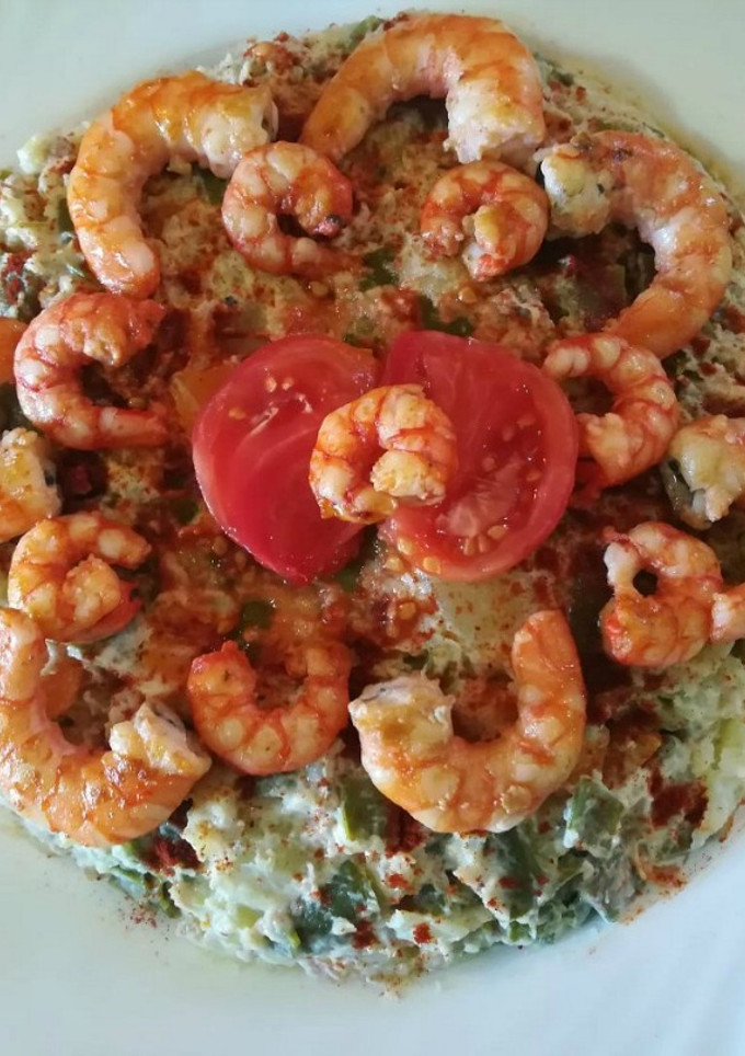 Una foto de Ensaladilla de sepia y gambas