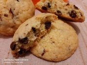 Una foto di cookies alle gocce di cioccolato