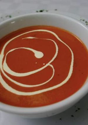 Una foto de Sopa de tomate 🍅🥣