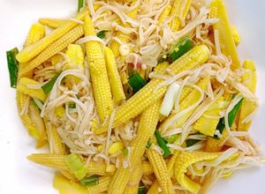 Hình của món Bắp bao tử xào nấm kim châm.