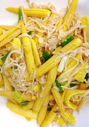 Hình của món Bắp bao tử xào nấm kim châm.