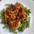 Medallones de pavo a la naranja y vermut, sobre judías verdes