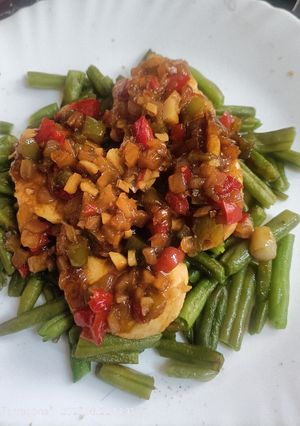 Una foto de Medallones de pavo a la naranja y vermut, sobre judías verdes