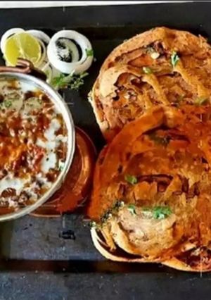 A picture of Dal Bukhara With Garlic Lachcha Paratha.