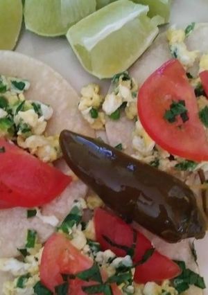 Una foto de Tacos de huevo con especies frescas. Ovo-Vegetarianos