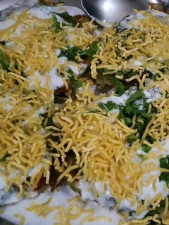 आलू टिकिया चाट (aloo tikiya chaat recipe in Hindi) रेसिपी मुख्य फोटो