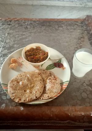 રીંગણ ભરથું અને રોટલા (Ringan Bharthu recipe in Gujarati) રેસીપી મુખ્ય ફોટો