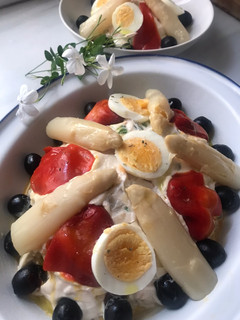 Una foto de Ensaladilla rusa con edamame...y versión vegetariana