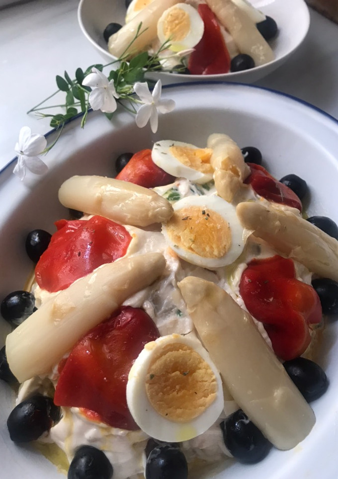 Una foto de Ensaladilla rusa con edamame...y versión vegetariana