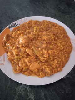 Una foto de Arroz con pollo, espárragos verdes y champiñones