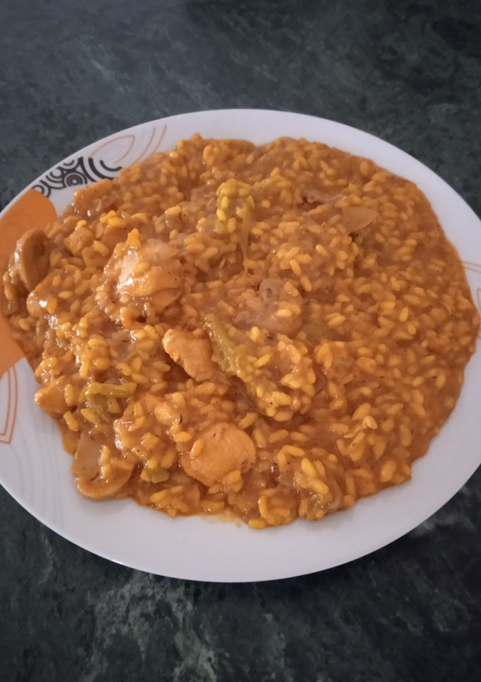Una foto de Arroz con pollo, espárragos verdes y champiñones