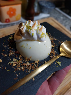 Una foto de Panna cotta de yogurt de limón con merengue