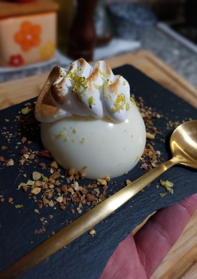 Una foto de Panna cotta de yogurt de limón con merengue