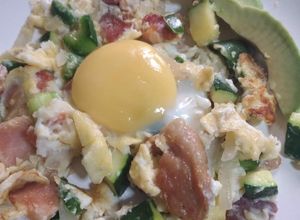 Una foto de Huevos con calabacines