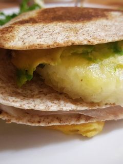 Una foto de Tortilla wrap hack tropical