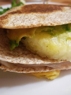 Una foto de Tortilla wrap hack tropical