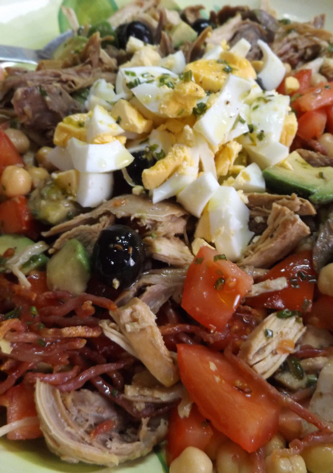 Una foto de Ensalada de pollo completa y más que sabrosa