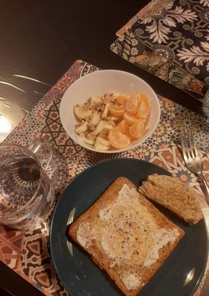 Una foto de Idea de desayuno: tostada con huevo y frutas