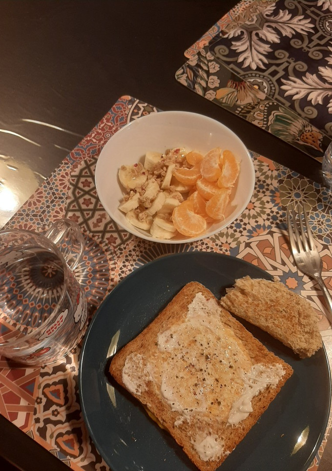 Una foto de Idea de desayuno: tostada con huevo y frutas