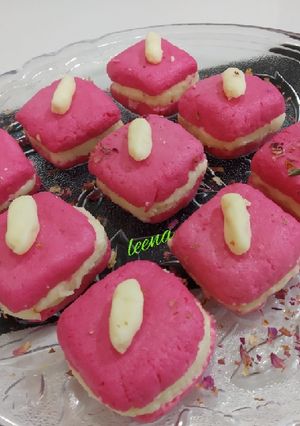 A picture of Rosy Malai Sandwich.