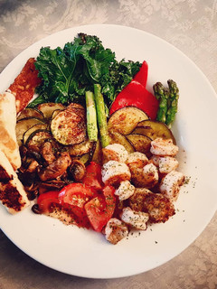 Una foto de Verduras y gambas al grill