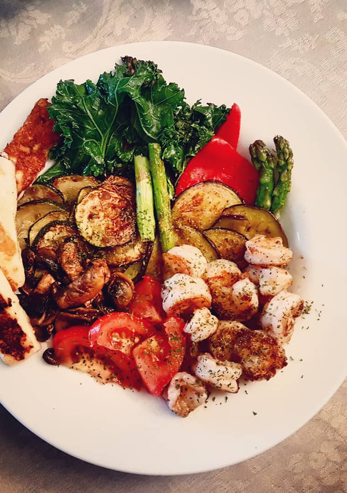 Una foto de Verduras y gambas al grill