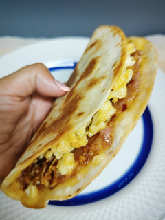 Una foto de Taco burger con almogrote y huevo revuelto