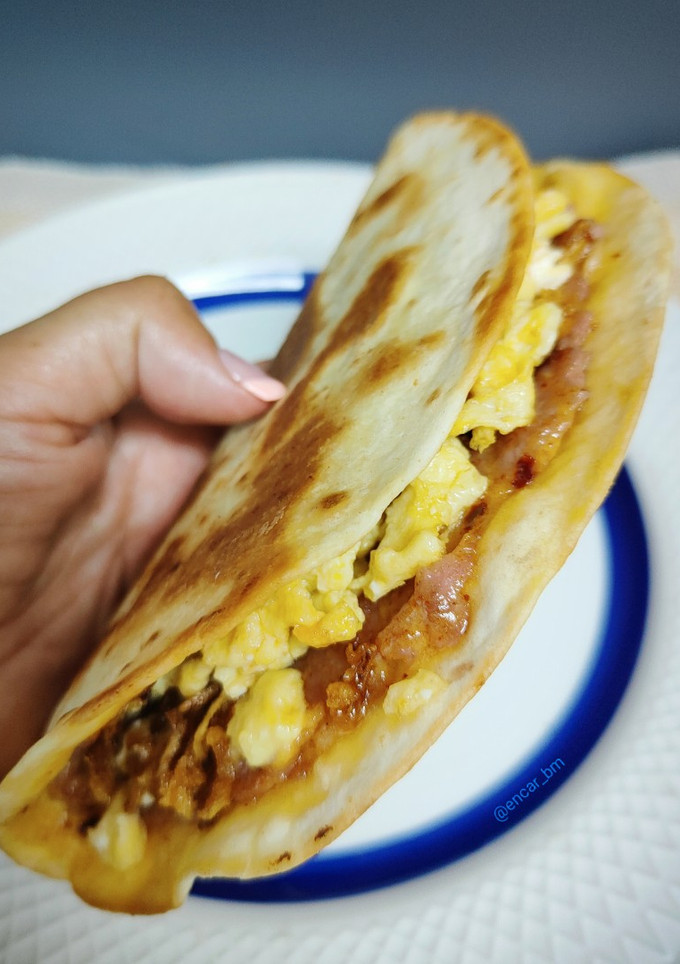 Una foto de Taco burger con almogrote y huevo revuelto