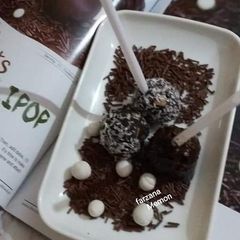 A picture of Chocolate &nuts lollily pop.