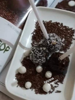 A picture of Chocolate &nuts lollily pop.