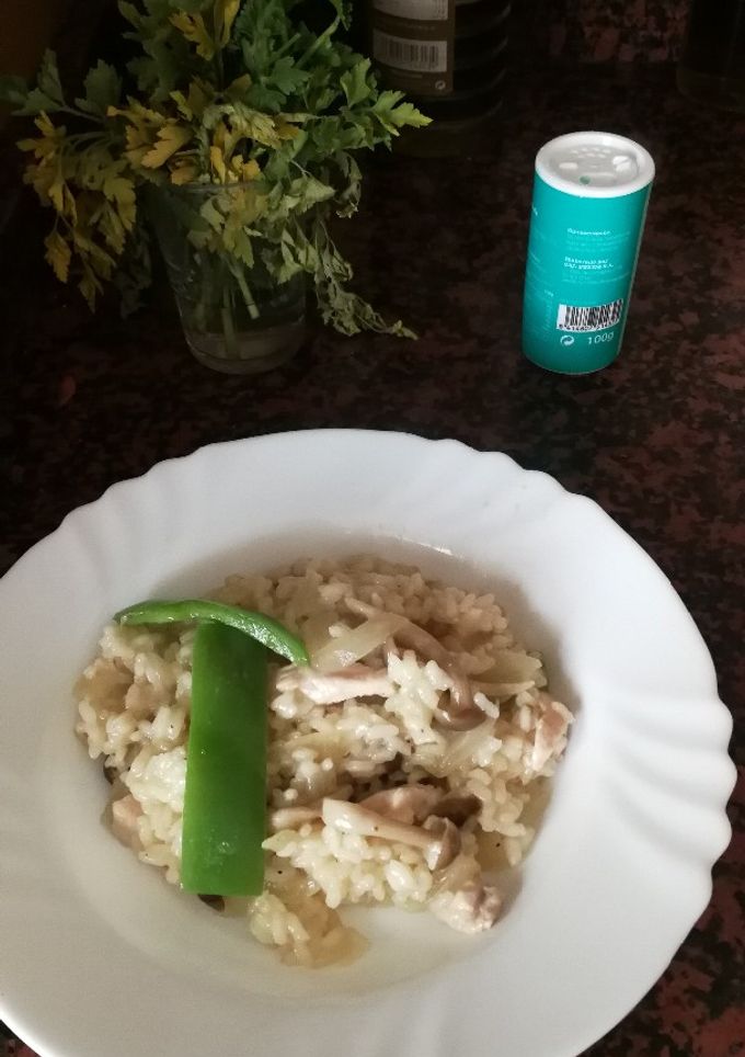 Una foto de Arroz meloso de pollo y setas